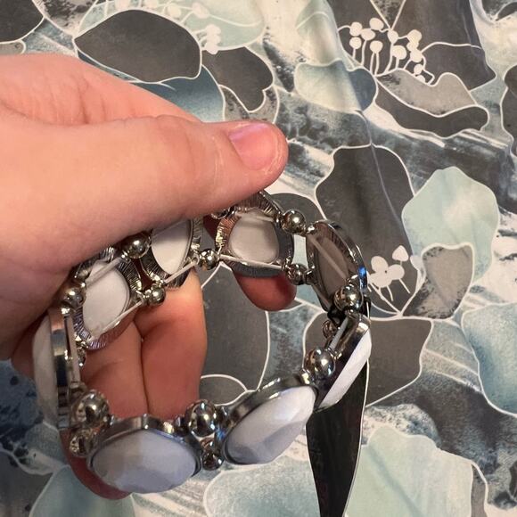 NWT paparazzi white and silver gem stretchy bracelet - Picture 3 of 4